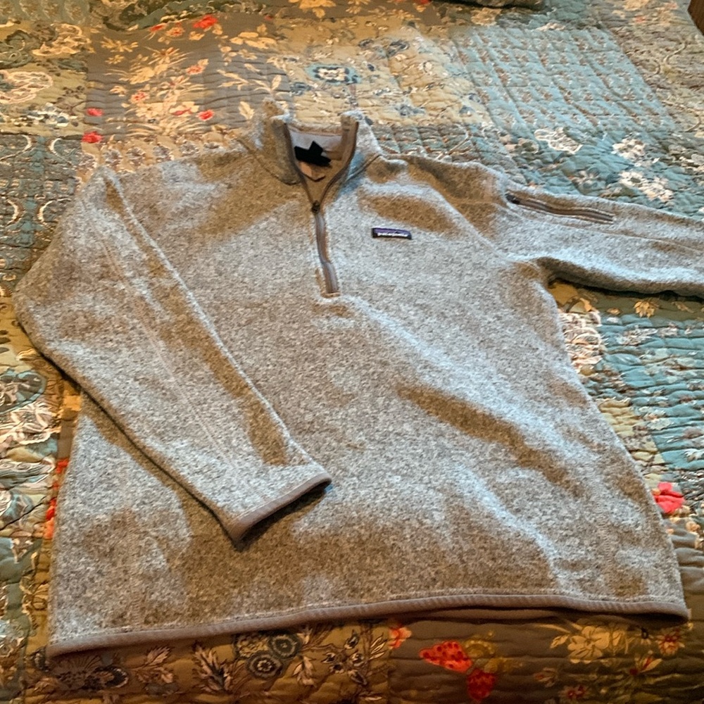 Patagonia pullover L gray zipper pocket on sleeve